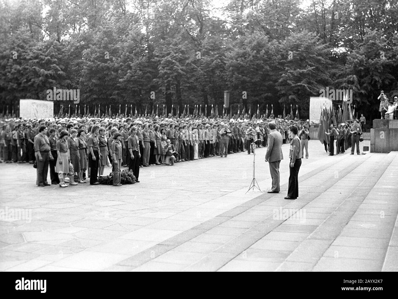 01. Januar 1979, Brandenburg, Berlin: An der sowjetischen Gedenkstätte im Treptower Park werden Ehrenbanner der FDJ übergeben. 1979 versammelten sich Jugendliche und Studenten aus der gesamten DDR in Ost-Berlin zum Pfingsttreffen der Jugend. Genaues Aufnahmedatum nicht bekannt. Foto: Volkmar Heinz / dpa-Zentralbild / ZB Stockfoto