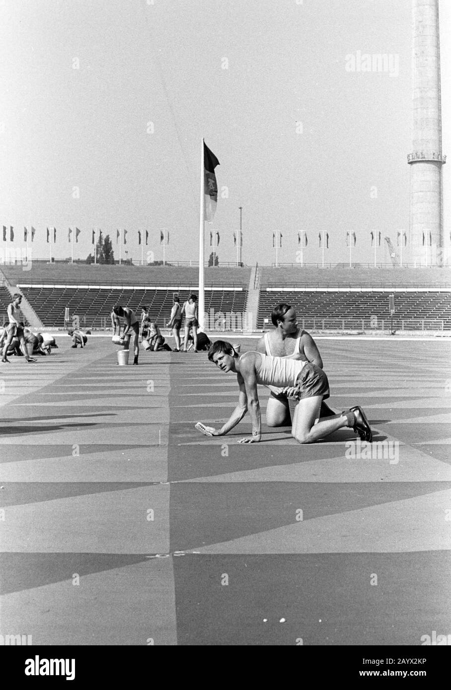 01. Januar 1979, Brandenburg, Berlin: 1979 versammelten sich Jugendliche und Studenten aus der gesamten DDR zum Pfingsttreffen der Jugend in Ost-Berlin. Dieses "Landesjugendfest" vom 1. Bis 3. Juni war eng verbunden mit dem 30. Jahrestag der Gründung der DDR. Genaues Aufnahmedatum nicht bekannt. Ort: Wahrscheinlich Weltjugendstadion. Foto: Volkmar Heinz / dpa-Zentralbild / ZB Stockfoto