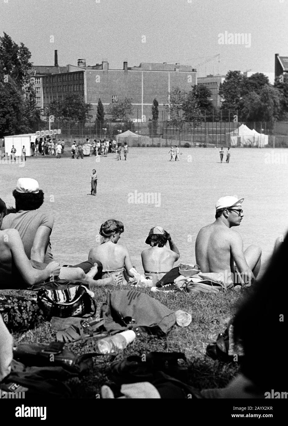 01. Januar 1979, Brandenburg, Berlin: 1979 versammelten sich Jugendliche und Studenten aus der gesamten DDR zum Pfingsttreffen der Jugend in Ost-Berlin. Dieses "Landesjugendfest" vom 1. Bis 3. Juni war eng verbunden mit dem 30. Jahrestag der Gründung der DDR. Genaues Aufnahmedatum nicht bekannt. Ort: Wahrscheinlich Weltjugendstadion. Foto: Volkmar Heinz / dpa-Zentralbild / ZB Stockfoto