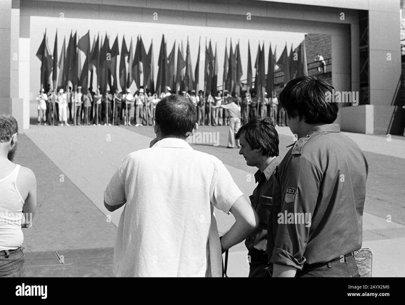 01. Januar 1979, Brandenburg, Berlin: Vorbereitungen für die Probe der Show - 1979 treffen sich Jugendliche und Studenten aus der ganzen DDR zum Pfingsttreffen der Jugend in Ost-Berlin. Dieses "Landesjugendfest" vom 1. Bis 3. Juni war eng verbunden mit dem 30. Jahrestag der Gründung der DDR. Genaues Aufnahmedatum nicht bekannt. Ort: Wahrscheinlich Weltjugendstadion. Foto: Volkmar Heinz / dpa-Zentralbild / ZB Stockfoto