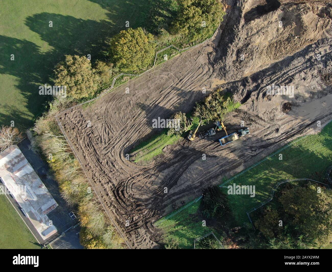 Ein Luftbild von Maschinen, die Bäume und Sträucher herausreißen Stockfoto