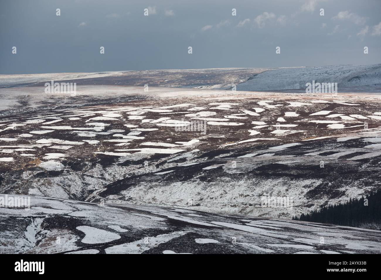 Flickenteppich von schneebedeckten Brandheiden im Dark-Peak, Februar 2020, Peak District National Park, England Stockfoto