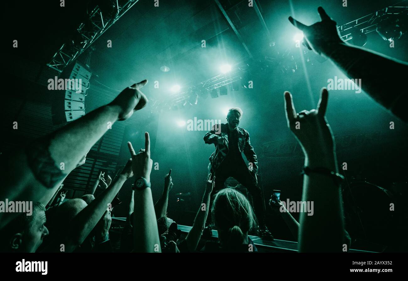 Kopenhagen, Dänemark. Februar 2020. Die japanische Metal-Band Crossfaith führt ein Live-Konzert in Amager Bio in Kopenhagen durch. Hier ist Vokalistin Kenta Koie live auf der Bühne zu sehen. (Foto: Gonzales Foto - Nikolaj Bransholm). Stockfoto