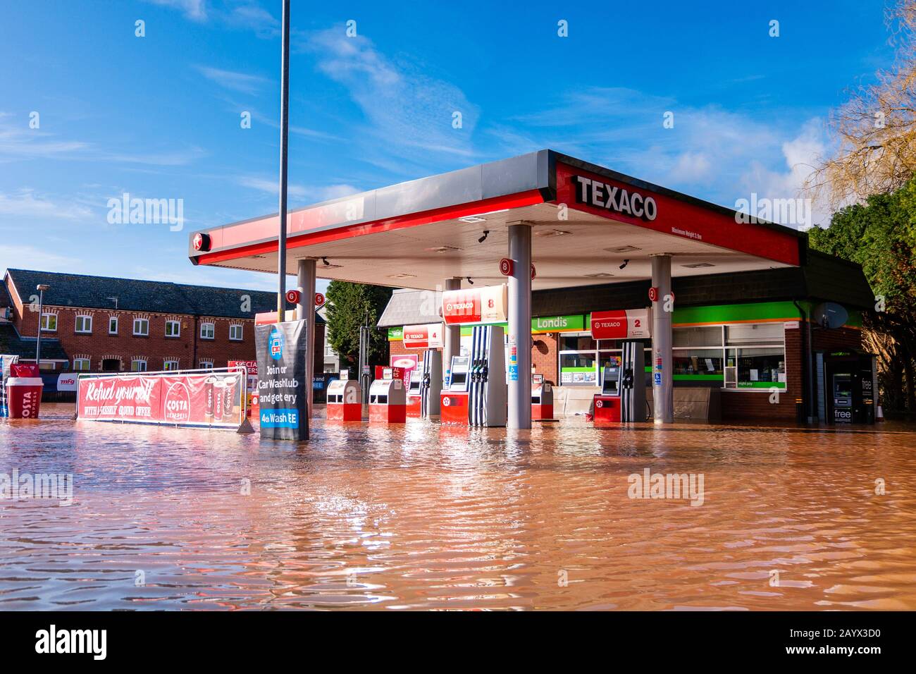 Sturm Dennis überschwemmt in Hereford, Februar 2020. Tankstellenvorplatz unter Wasser wegen extremer Witterung vollständig überschwemmt, Großbritannien. Stockfoto