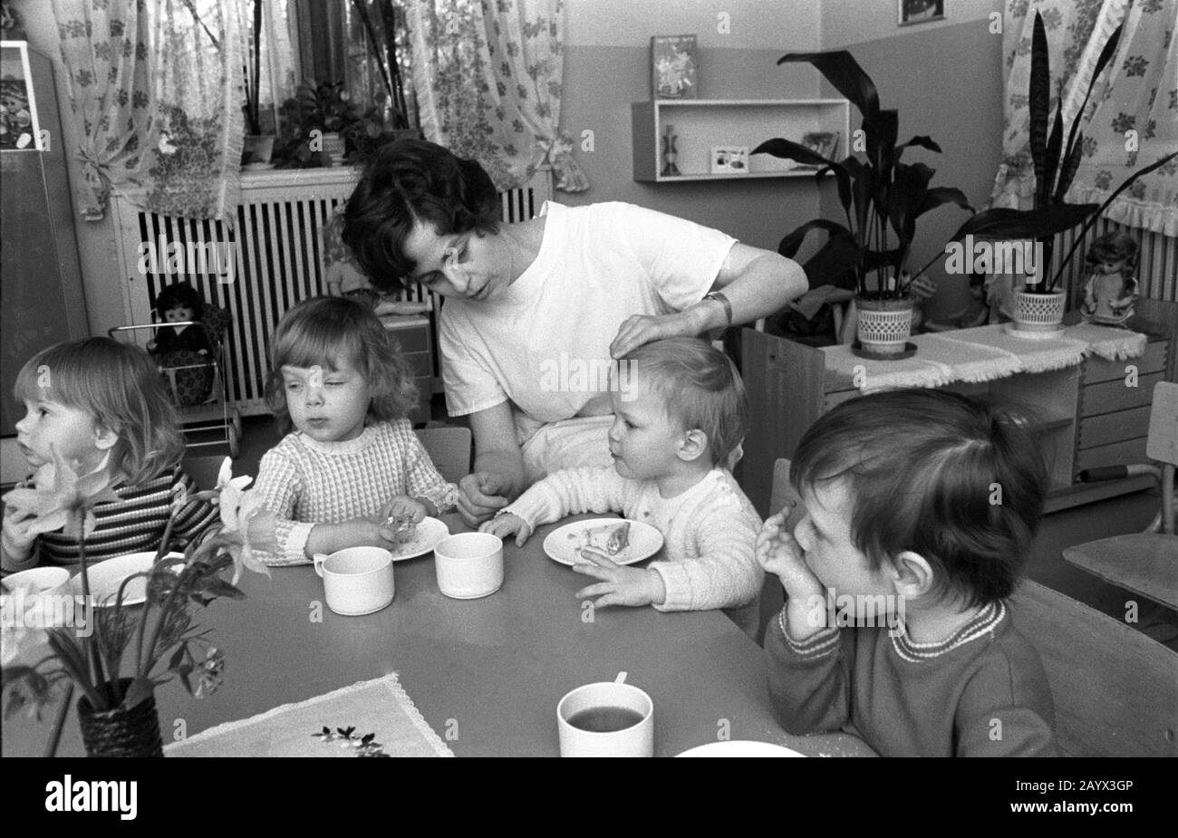 01. Januar 1980, Brandenburg, Leipzig: In einer Firma crèche des Bau-Montekombinat (BMK) Süd Leipzig, Industriebauabteilung, werden Kleinkinder Anfang der 1980er Jahre betreut. Genaues Aufnahmedatum nicht bekannt. Foto: Volkmar Heinz / dpa-Zentralbild / ZB Stockfoto