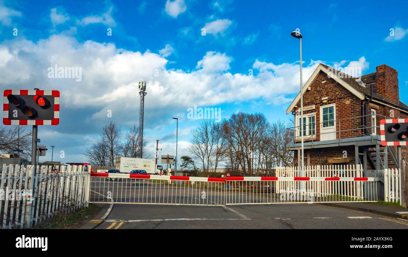 Ein geschlossener Bahnebenenübergang bei Whitehouse östlich von Middlesbrough Stockfoto