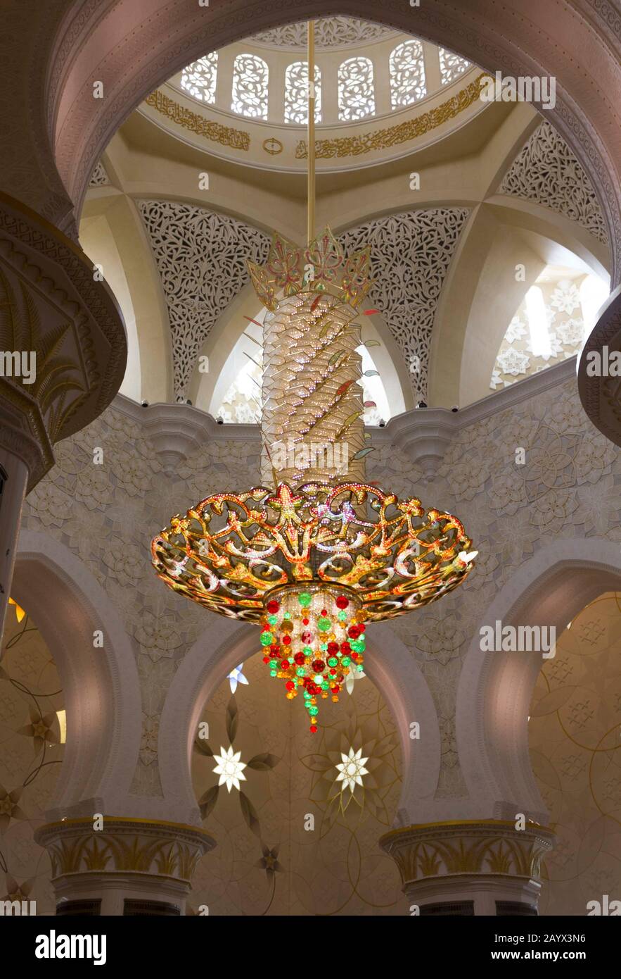 ABUDHABI, VAE - 28. DEZEMBER 2017: Der erstaunliche Kristallleuchter der Scheich al Zayed Moschee Stockfoto