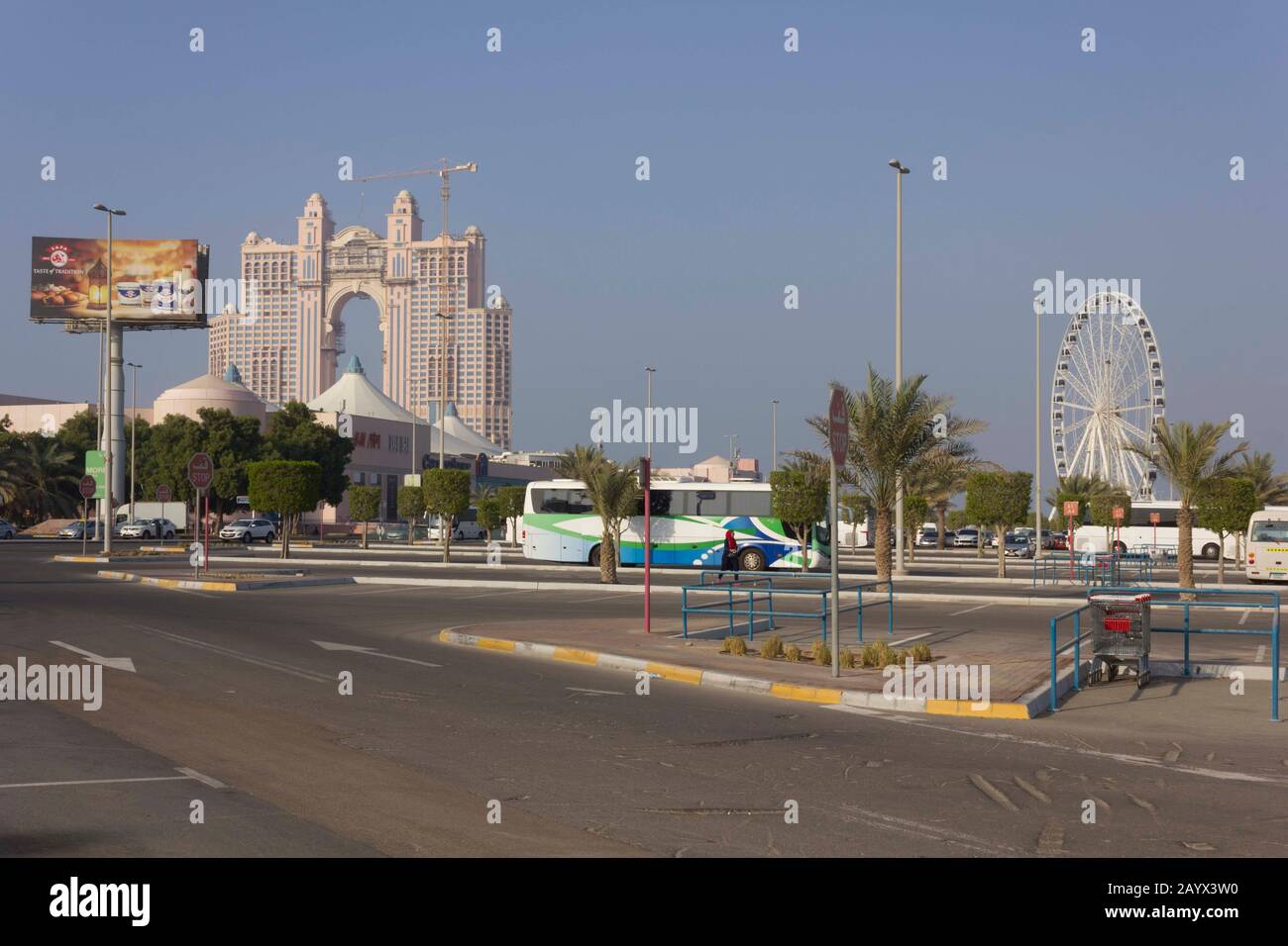 Abu DHABI, VAE - 28. DEZEMBER 2017: Straße des Viertels Abu Dhabi Marina Stockfoto
