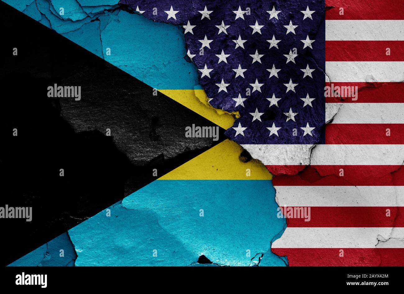 Flaggen von Bahamas und USA auf gerissene Wand gemalt Stockfoto