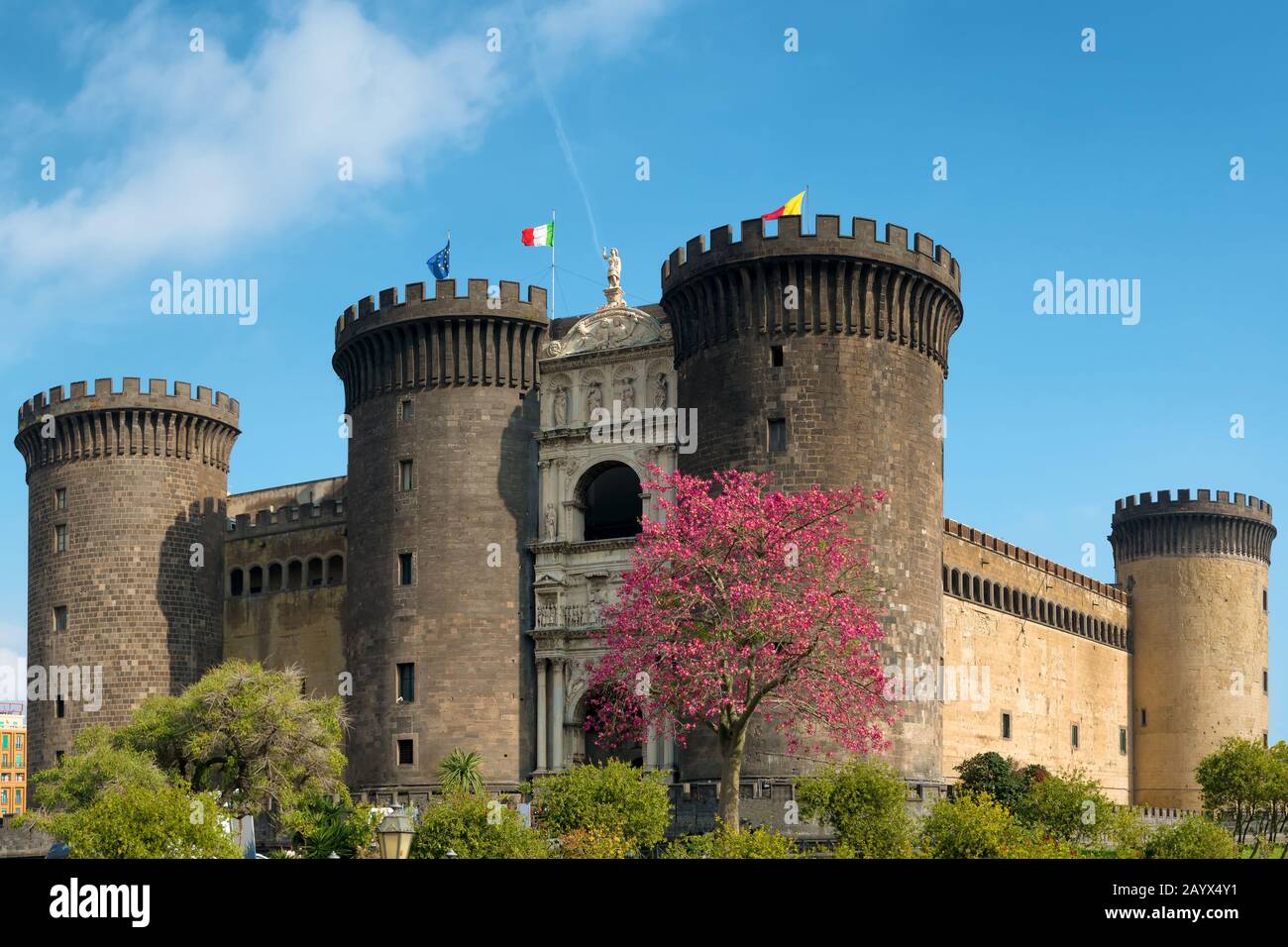 Castel Nuovo (deutsch: "Neue Burg"), oft auch Maschio Angioino (italienisch: "Angevin-Bergfried") genannt, ist eine mittelalterliche Burg, die sich vor der Piazza Municip befindet Stockfoto