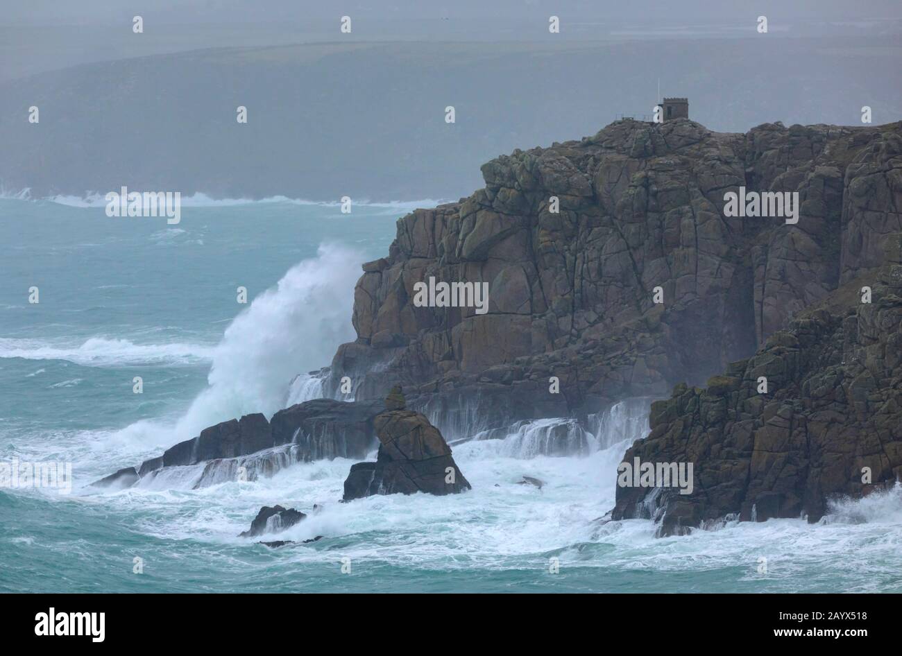 Sturm Dennis krachend in Sennen Cove Stockfoto