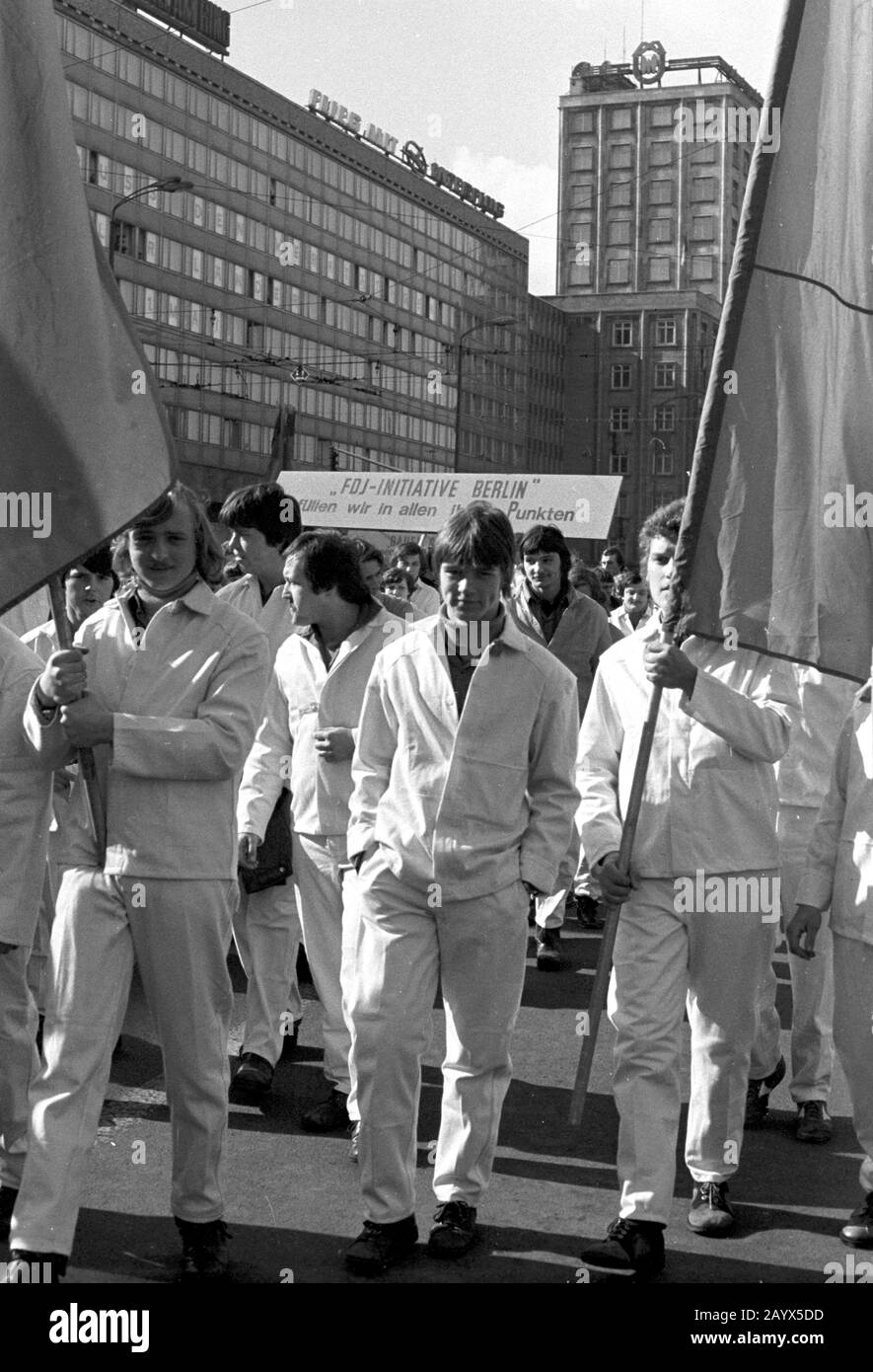 01. Mai 1979, Brandenburg, Leipzig: Die Demonstration am 1. Mai 1979 in Leipzig am Ring, in der "DDR als internationaler Tag Des Kampfes und Feiertags Der Arbeiter für Frieden und den Nationalsozialismus" bezeichnet. Gegenüber dem Opernhaus befand sich die Tribüne, an der die Demonstrationsteilnehmer vorbeigingen. Das Bild zeigt Bauarbeiter mit dem Banner "FDJ - Initiative Berlin". Foto: Volkmar Heinz / dpa-Zentralbild / ZB Stockfoto