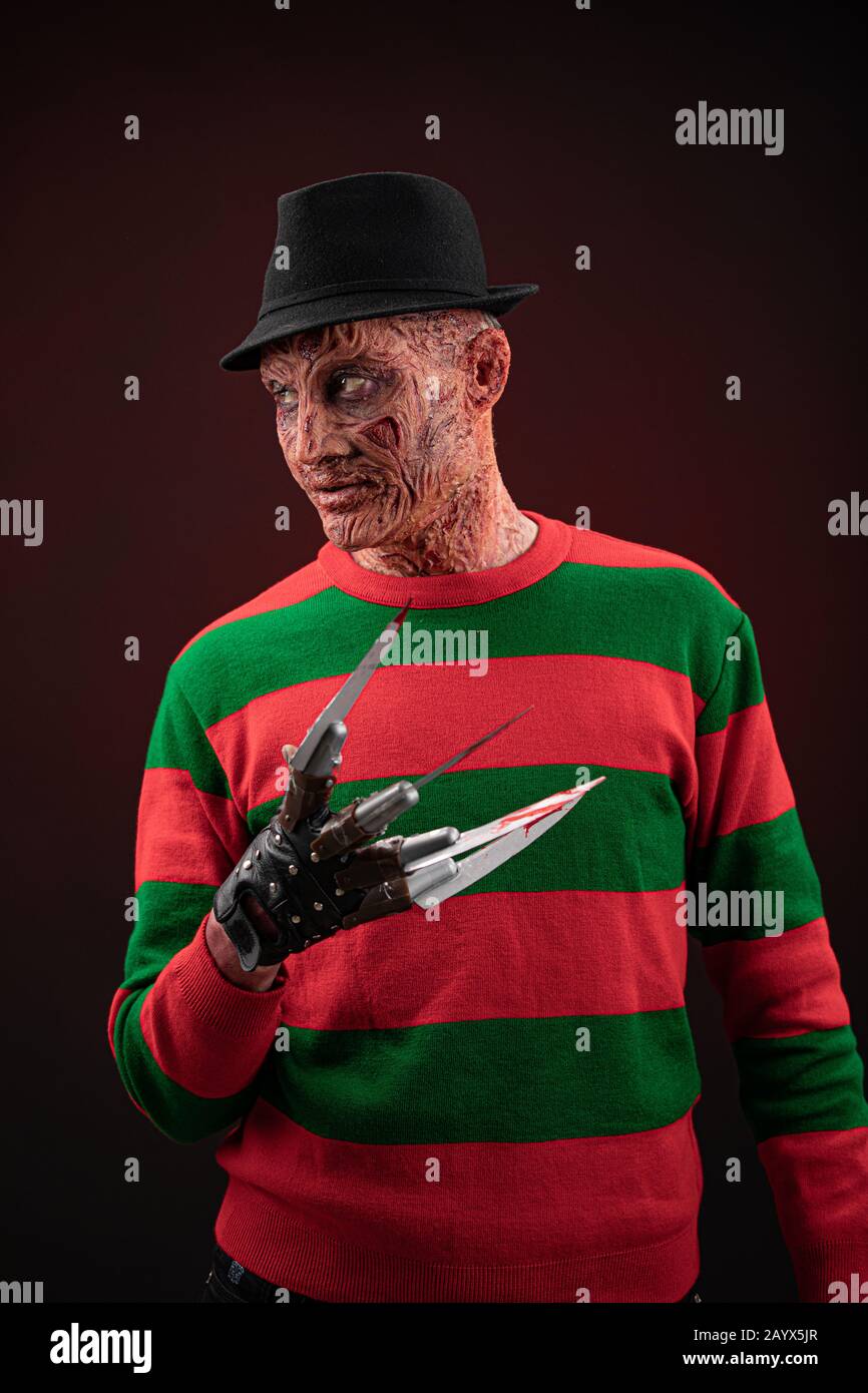 Porträt eines Mannes mit einem gruseligen Gesicht und Metallkrallen.  Grimmhero für einen Horrorfilm. Freddy Krueger. Februar 2020 Ukraine, Kiew.  Make-up Stockfotografie - Alamy