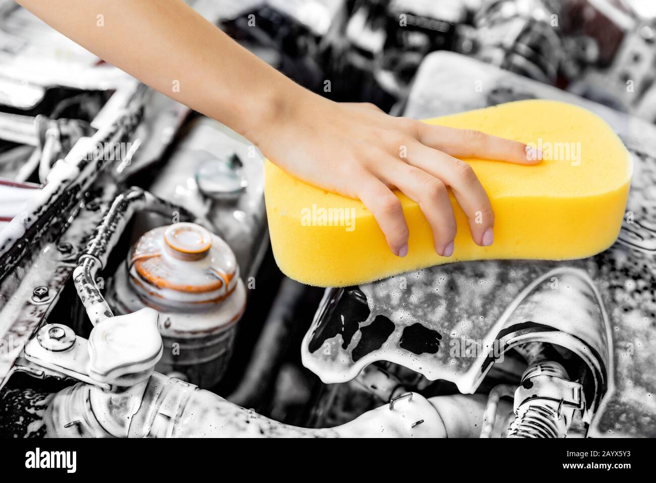 Autoservice mit Details zum Waschen, Handwischmotor für Mädchen für neues Fahrzeug Stockfoto