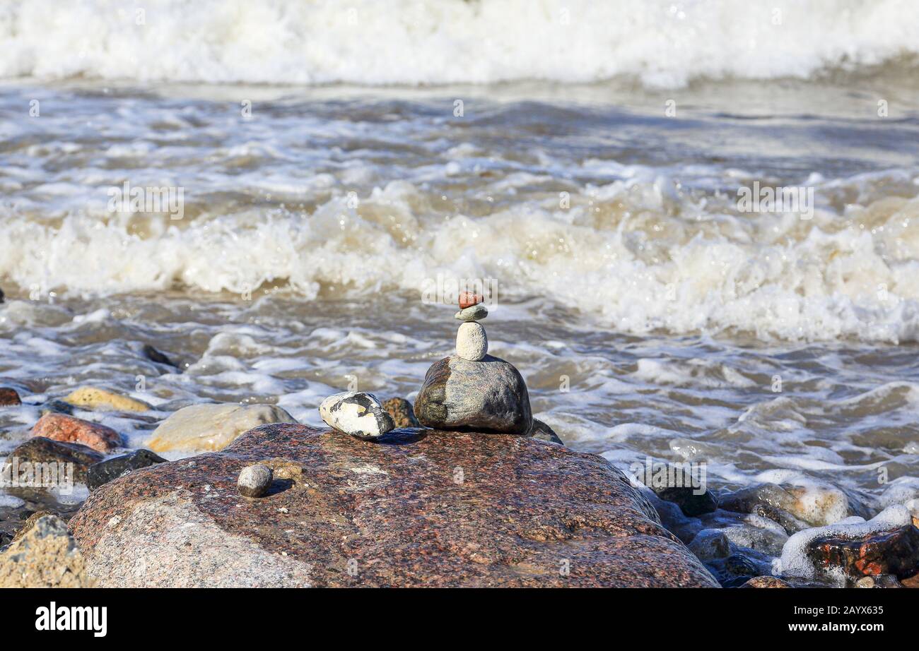 Der 'kleine Künstler' hat seine Ferienzeit wunderbar genutzt und diese Arbeit hat die Strandwanderer begeistert. Stockfoto
