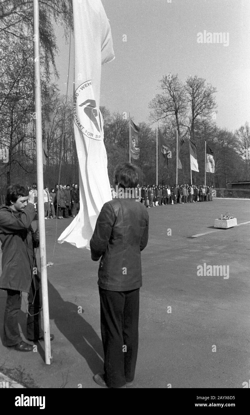 01. Januar 1980, Brandenburg, Leipzig: Während der Militärspartakiade Anfang der 1980er Jahre an der Karl-Marx-Universität Leipzig treten die Studenten in einer speziellen Phase ihres Studiums in einem vormilitärischen Wettbewerb gegen Waffen und andere Geräte der GST (Gesellschaft für Sport und Technik) an. Genaues Aufnahmedatum nicht bekannt. Foto: Volkmar Heinz / dpa-Zentralbild / ZB Stockfoto