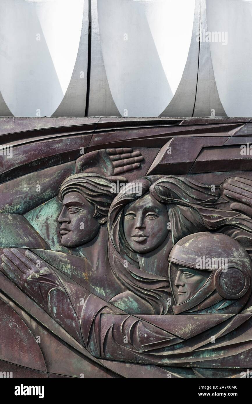 Der Mensch überwindet Zeit und Raum, Kupferrelief, Entlastung des sozialistischen Realismus durch walter womacka am Haus des Reisegebäudes Stockfoto