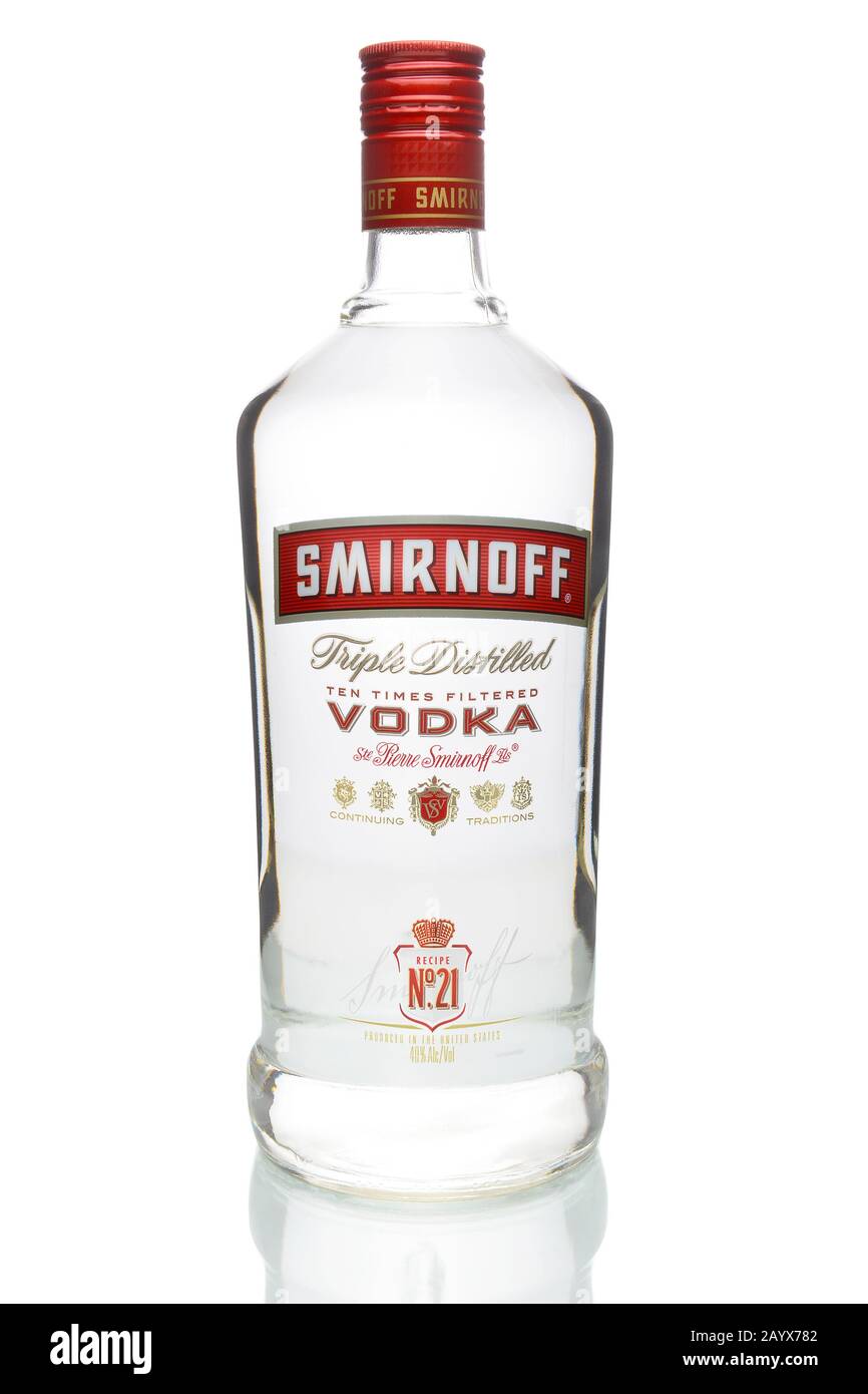 Irvine, CA - 4. JANUAR 2018: Smirnoff Vodka Bottle. Die Marke Smirnoff begann mit einer Wodka-Destillerie, die in Moskau von Pjotr Arseniwitsch Smirnov gegründet wurde. Stockfoto