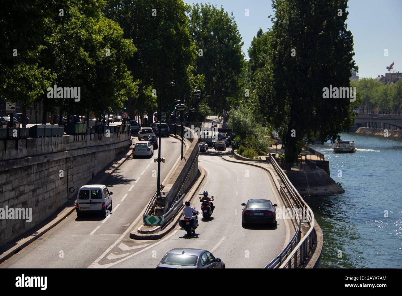 Verkehr entlang der seine, Paris Stockfoto