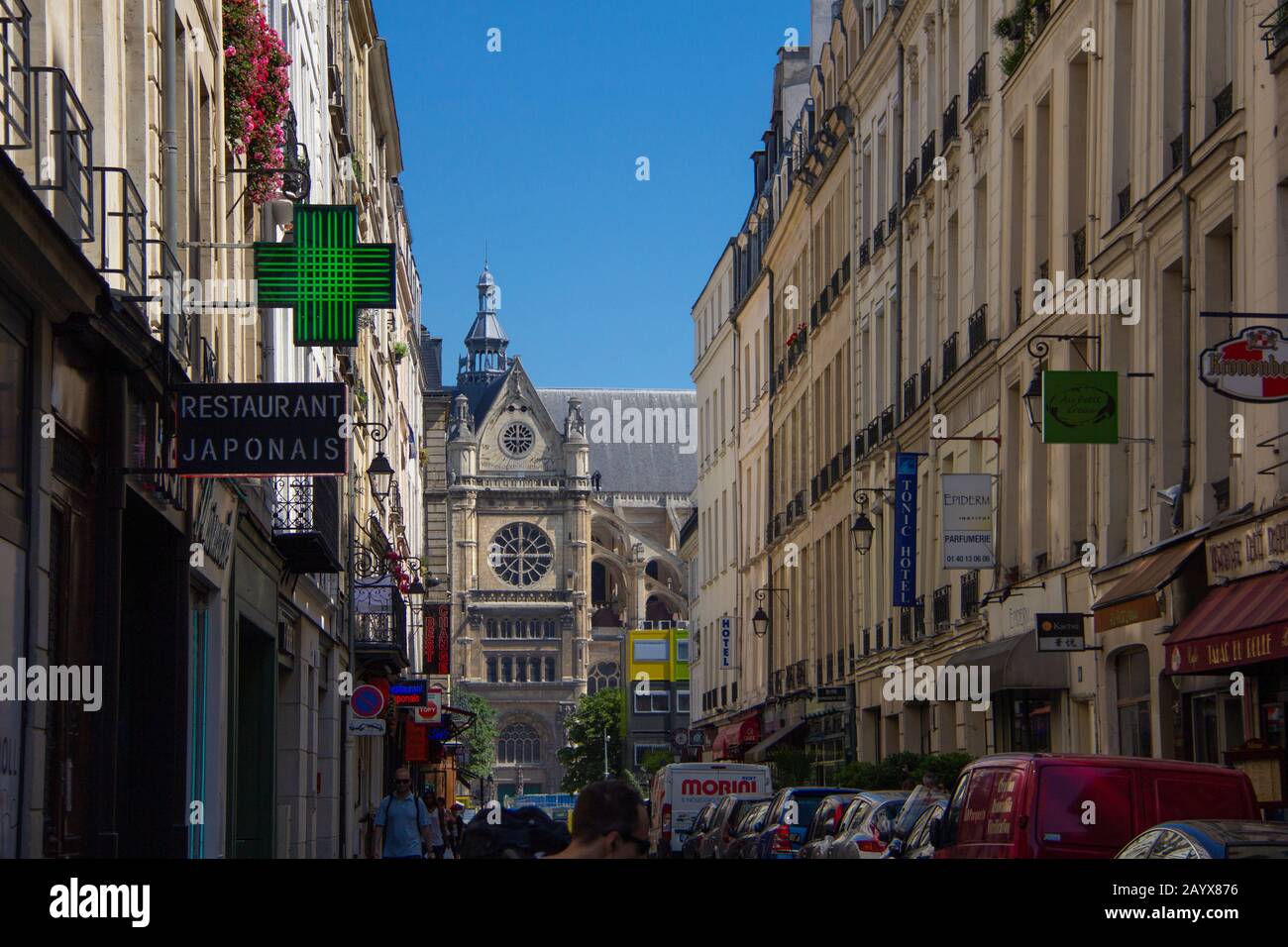 Kirche am Ende einer Pariser Straße Stockfoto