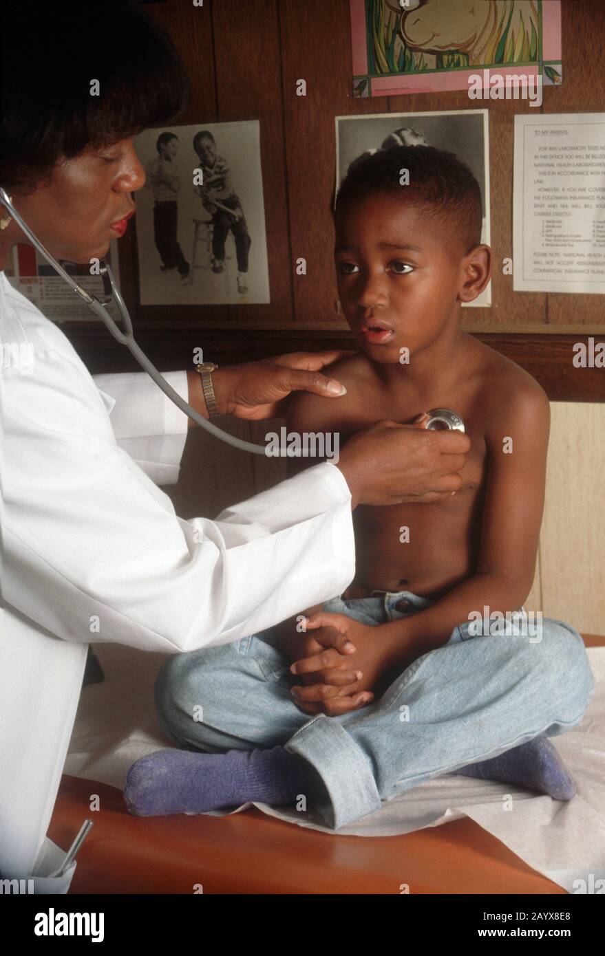 Junge beim Arzt - Arzt mit einem Stethoskop Stockfoto