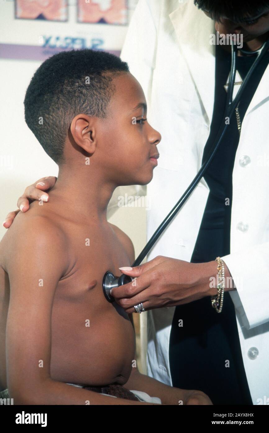 Junge beim Arzt - Arzt mit einem Stethoskop Stockfoto