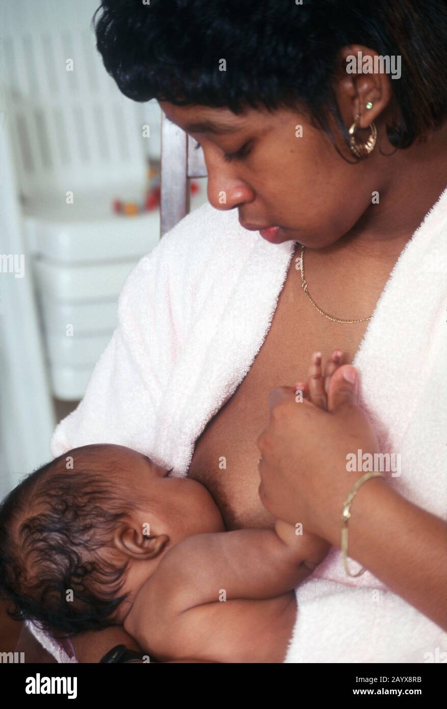 Frau stillen ihr Baby Stockfoto