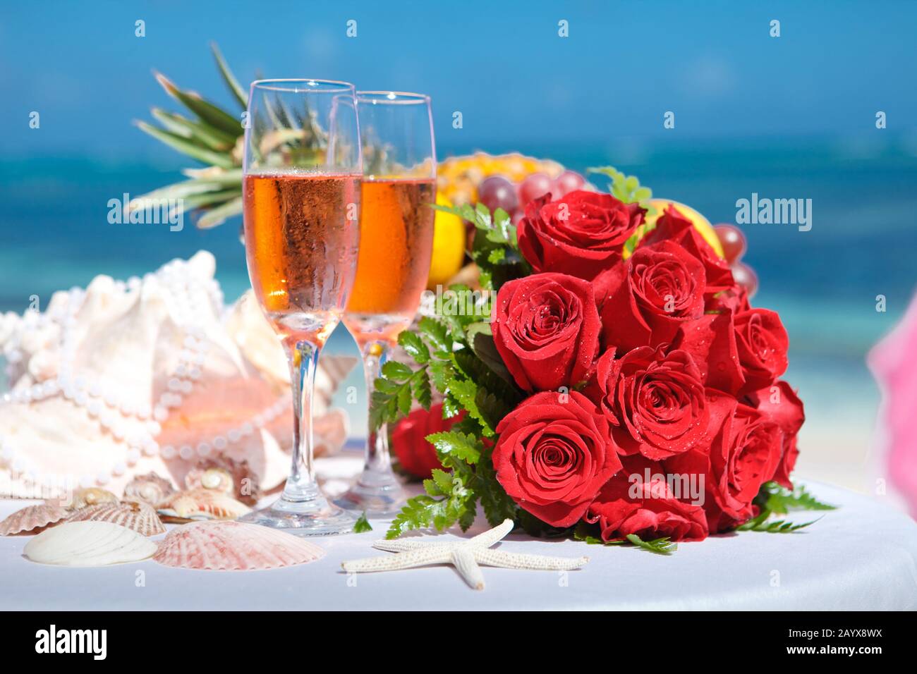 Hochzeitsbouquet mit Meer im Hintergrund Stockfoto