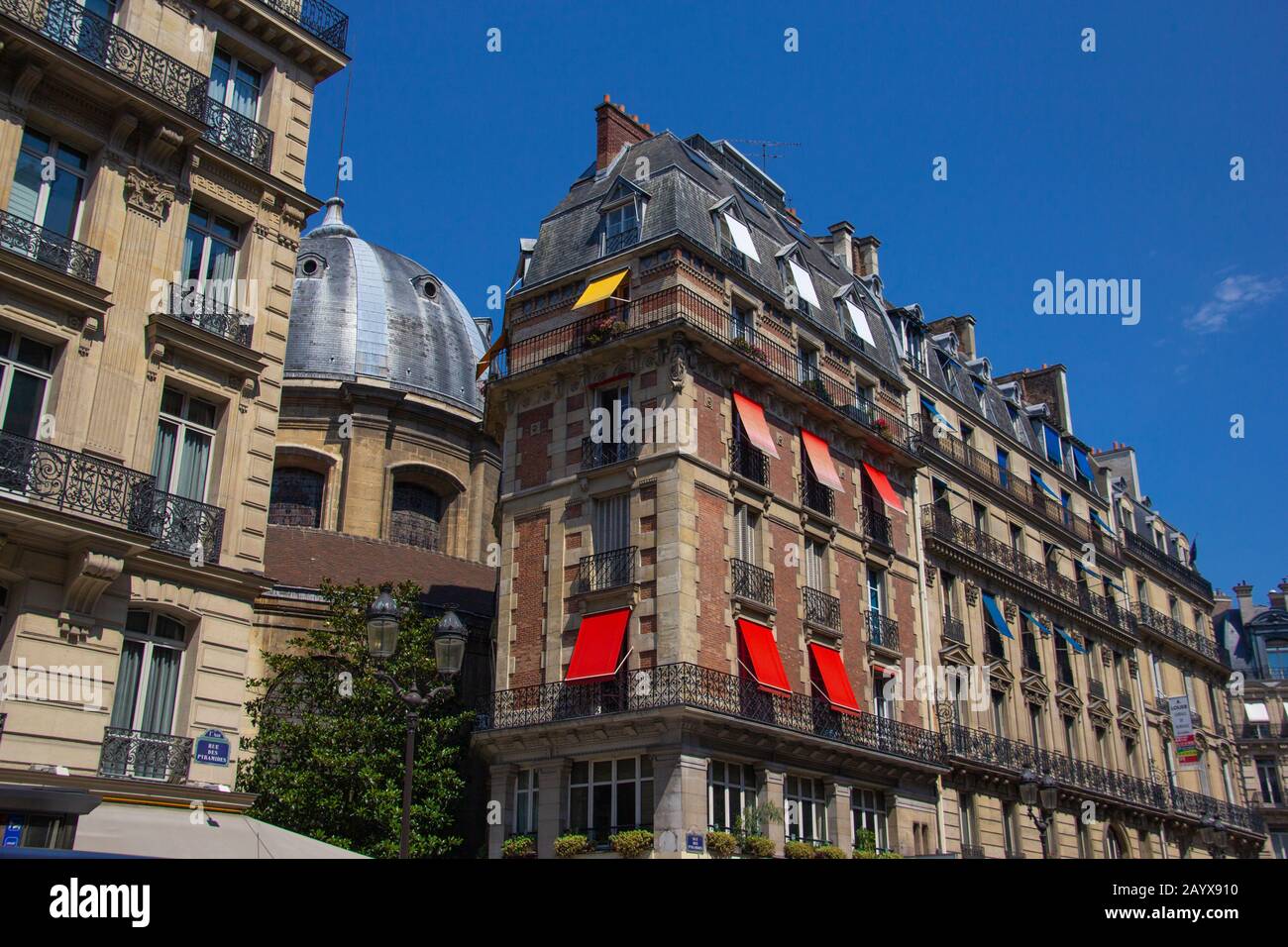 Pariser Gebäude mit bunten Markisen Stockfoto