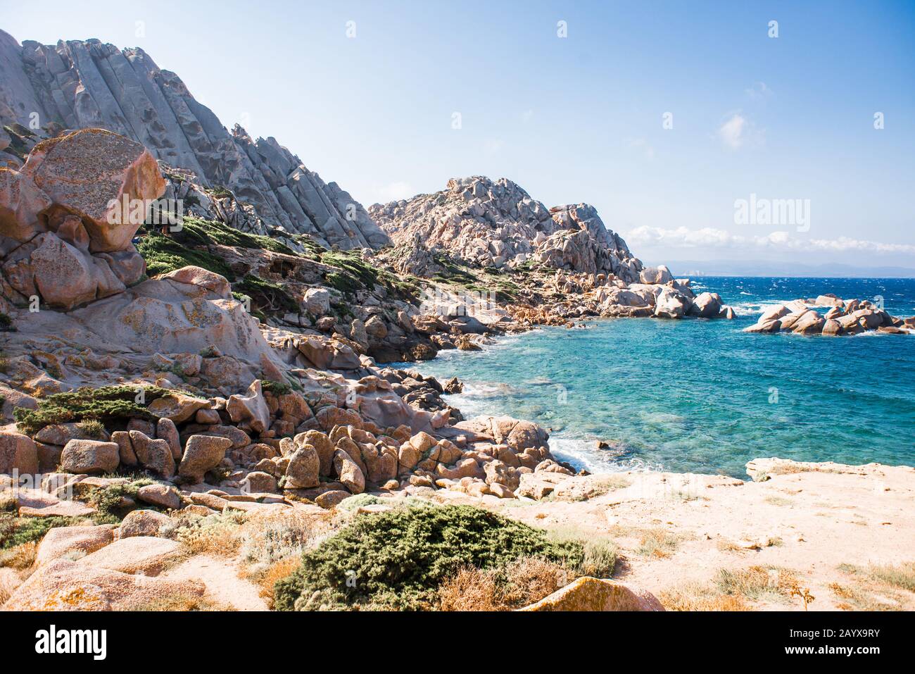 Bucht im Mittelmeer mit Rocks. Landschaft des Tals Des Mondes (Valle della Luna) Capo Testa, Sardinien, Italien. Stockfoto