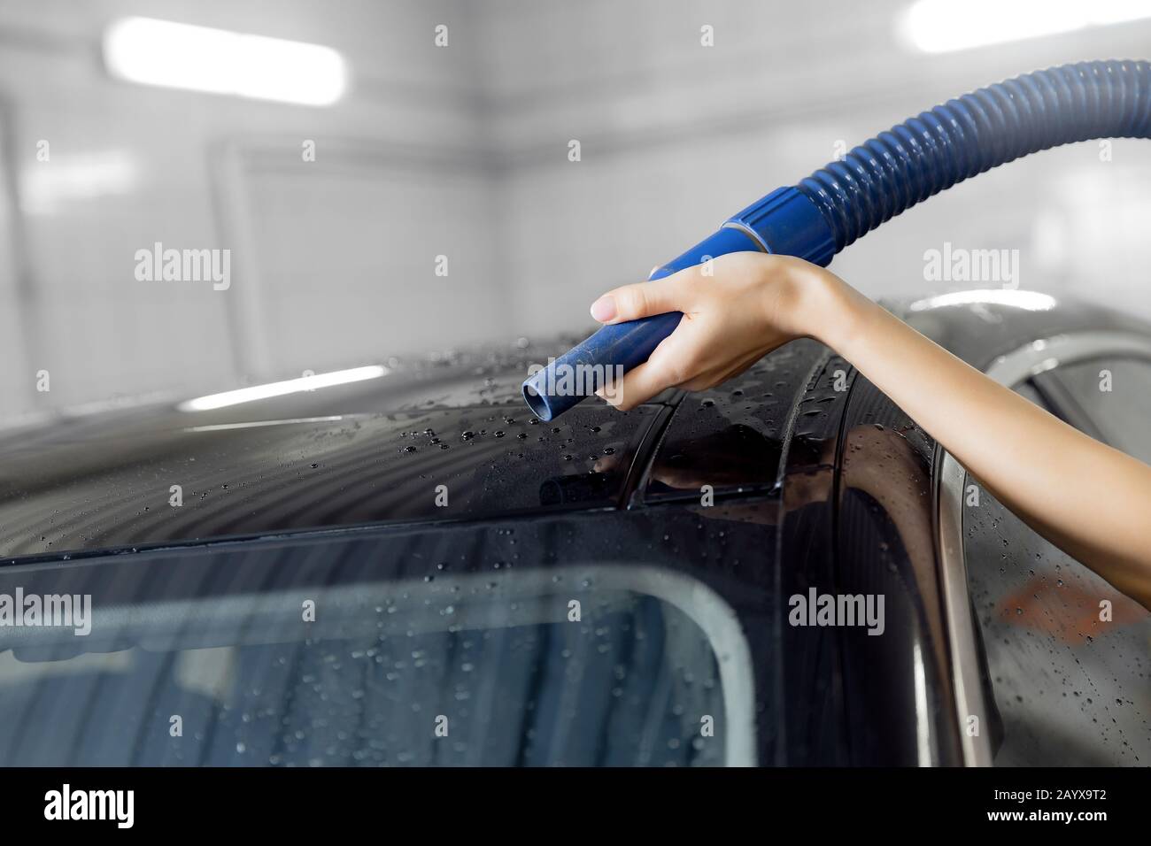 Service Auto waschen. Mädchen Arbeiter verwendet Turbo Trockner Tropfen  Wasser zu entfernen Stockfotografie - Alamy