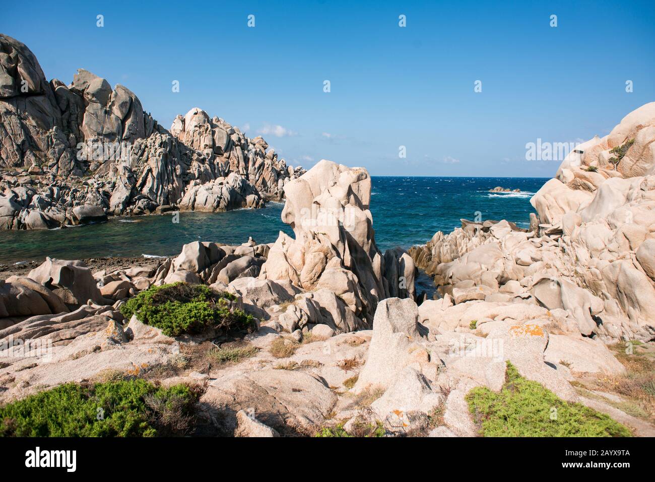 Felsen und Mittelmeer. Landschaft des Tals Des Mondes (Valle della Luna) Capo Testa, Sardinien, Italien. Stockfoto