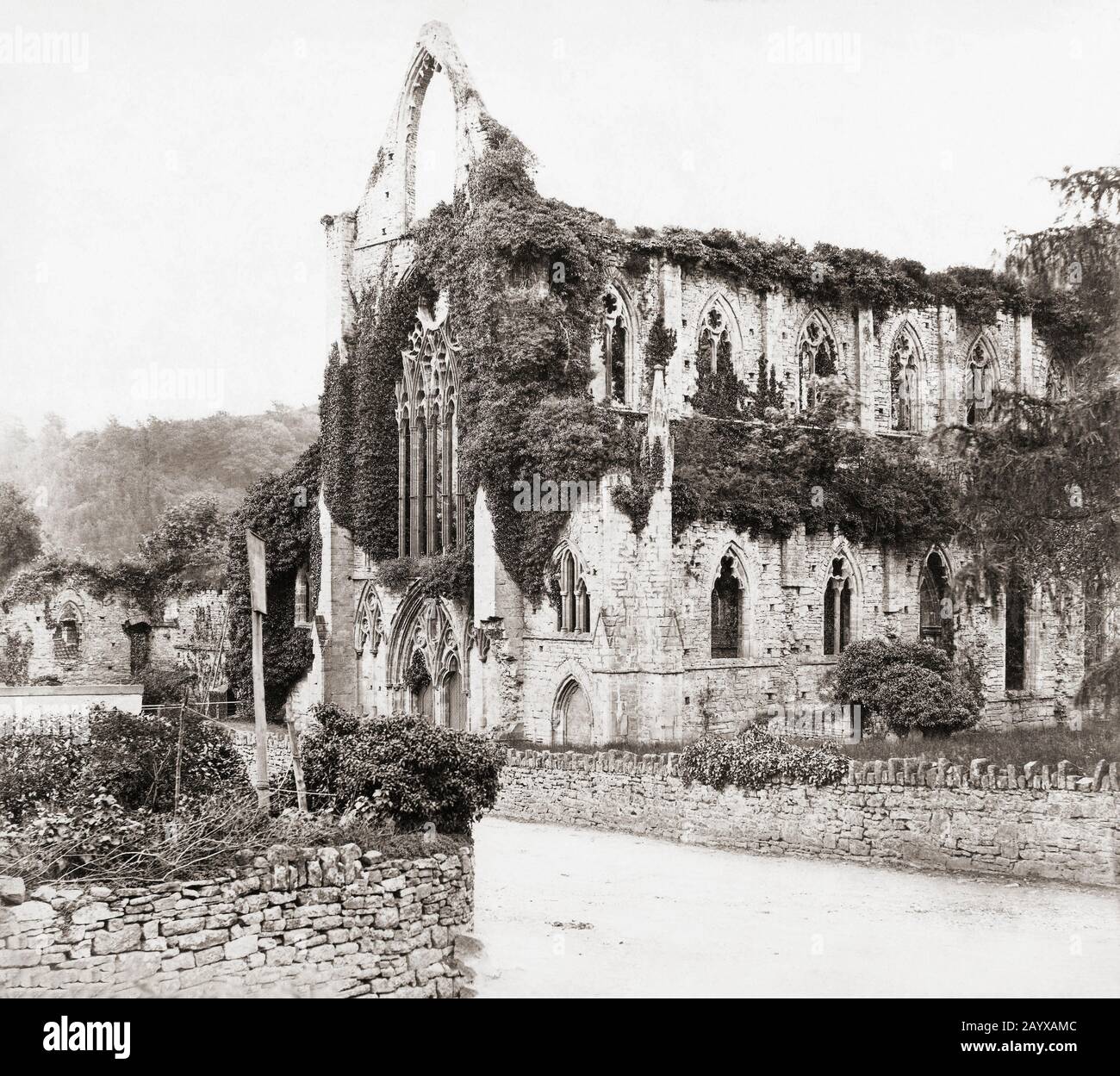 Tintern Abbey, Monmouthshire, Wales, Großbritannien. Die Abtei wurde 1131 gegründet. Nach einem anonymen Foto, das Mitte des 19. Jahrhunderts aufgenommen wurde. Stockfoto