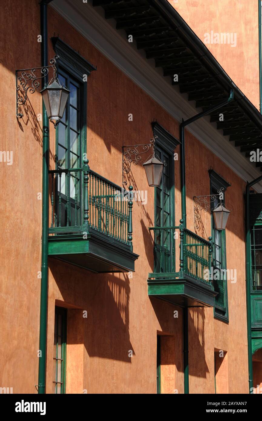 Detail der kolonialen Architektur mit Balkons des Hotel de la Opera in La Candelaria, der Altstadt von Bogota, Kolumbien. Stockfoto