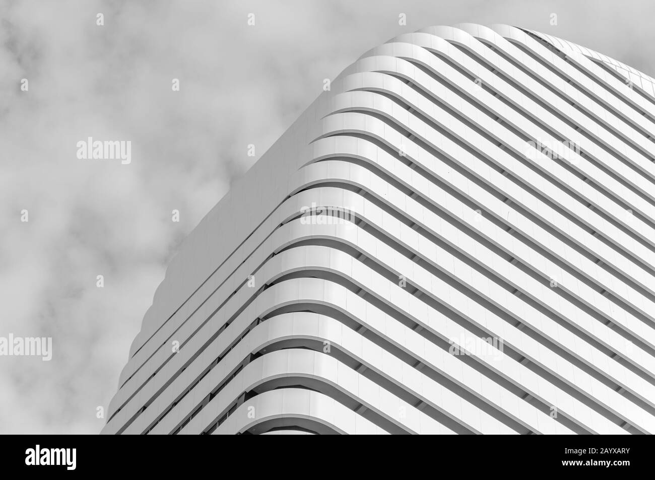 Modernes Gebäude in den Wolken Stockfoto