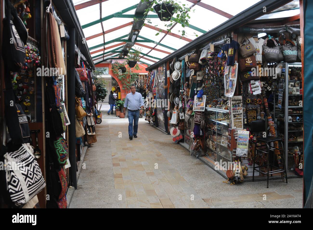 Souvenirmarkt in der Nähe des Goldmuseums in La Candelaria, der Altstadt von Bogota, Kolumbien. Stockfoto