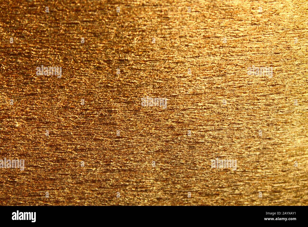 Das Bild zeigt einen Hintergrund mit goldenem strukturiertem Papier Stockfoto