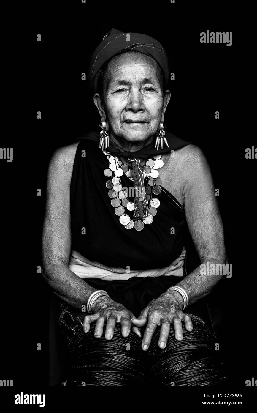 Eine ältere Frau Aus Der Kayah-Ethnie Im Traditionellen Kostüm, Hta Nee La LEH Village, Loikaw, Kayah State, Myanmar. Stockfoto