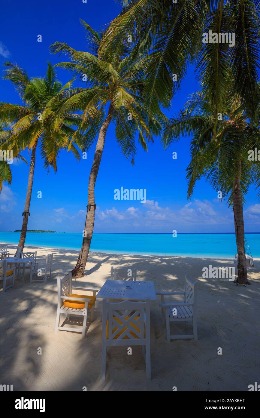 Schöne Lage eines Strandcafés in einem Inselresort auf den Malediven Stockfoto