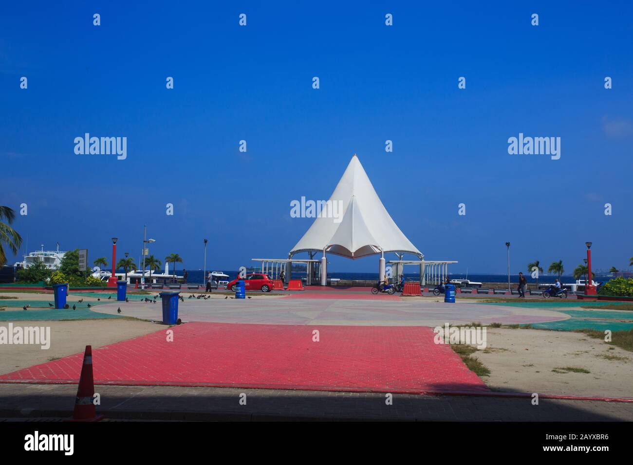 Boot Jetty von Male City und der angrenzenden Straße Stockfoto