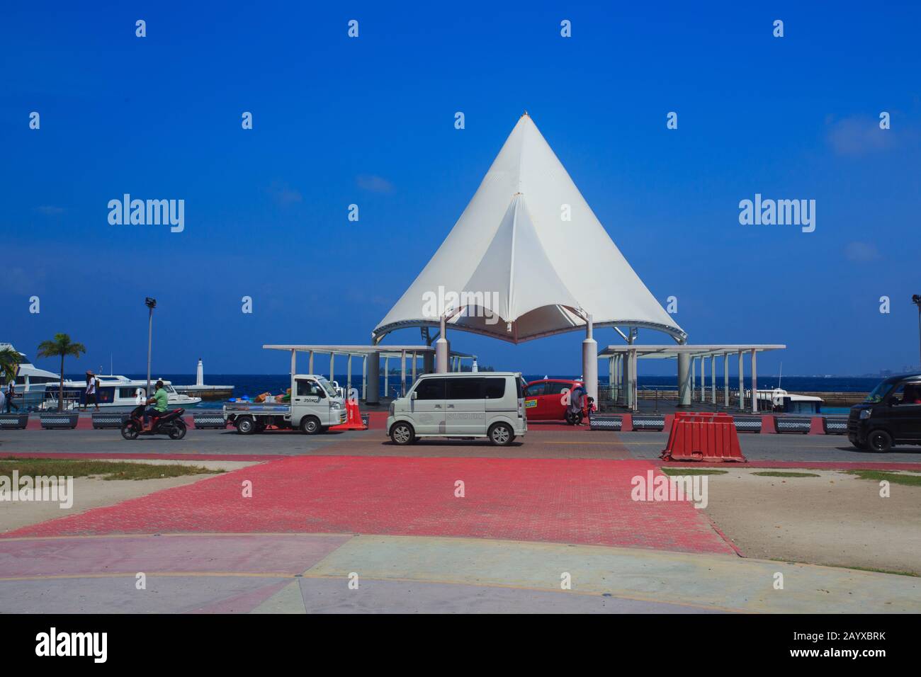 Boot Jetty von Male City und der angrenzenden Straße Stockfoto