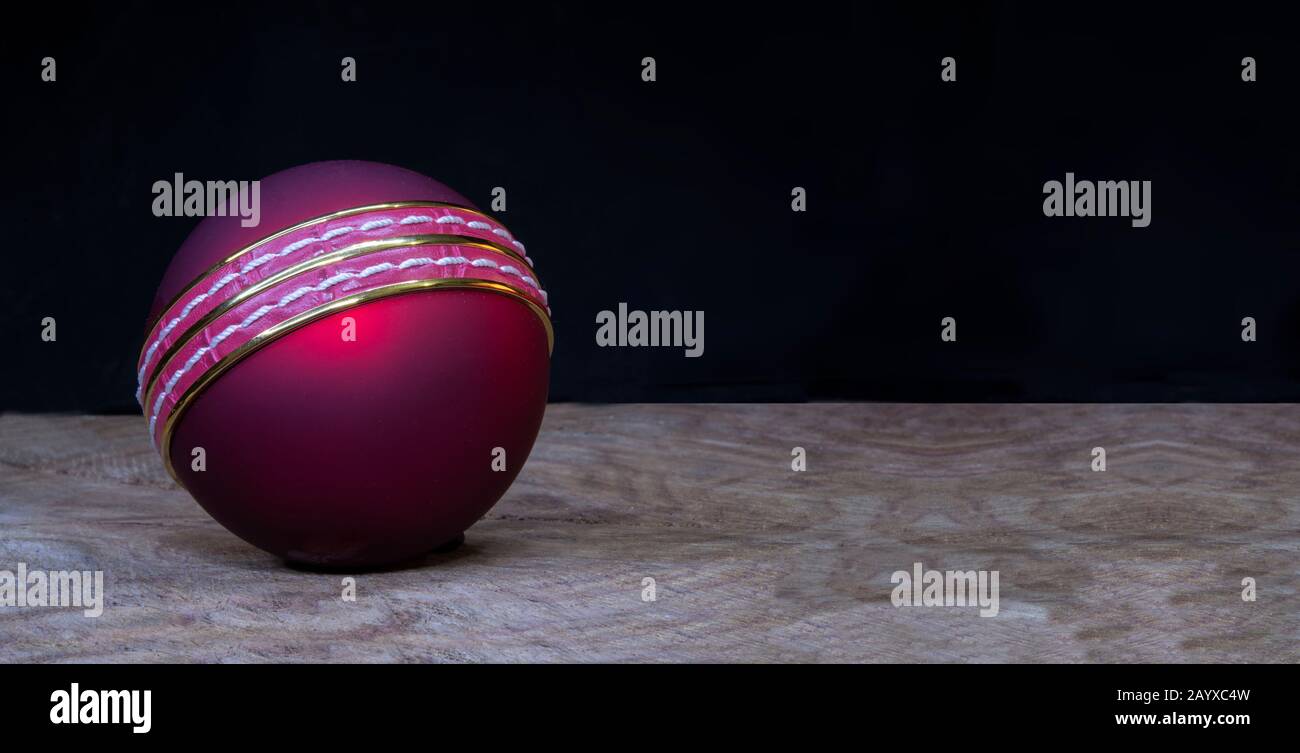 Nahaufnahme Cricket-Ball auf Holzhintergrund mit Kopierbereich Stockfoto