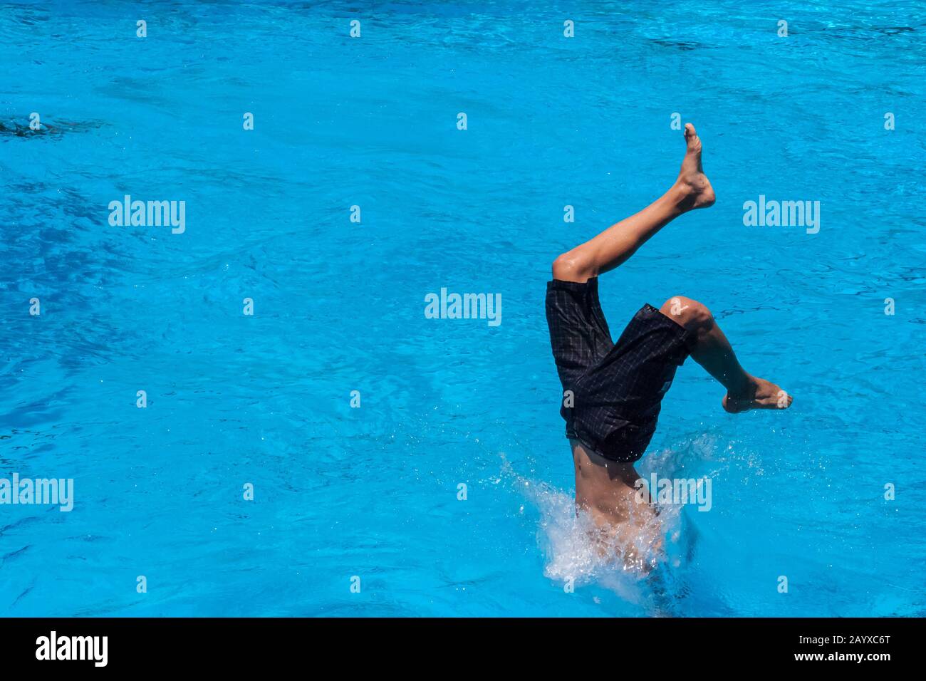Der Junge macht im Swimmingpool sommerlich Stockfoto