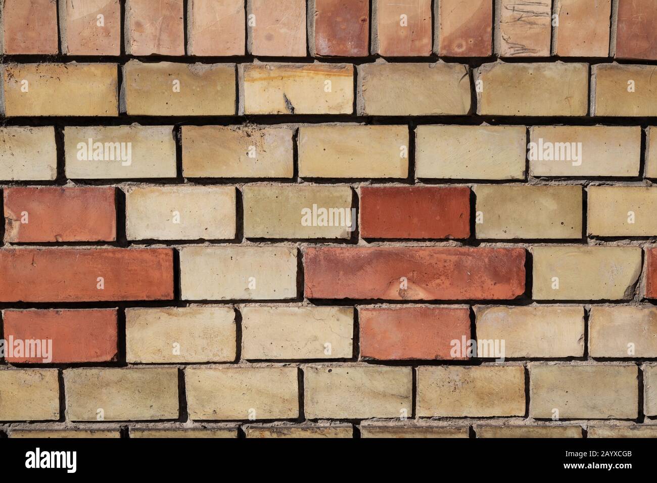 Alte Backstein-Wand-Hintergrundtextur aus altem Vintage-Backstein mit gelbem und rotem Backstein Stockfoto