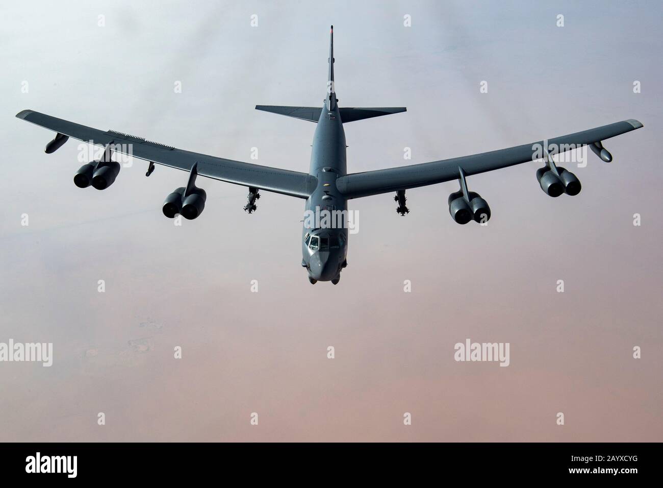 Ein strategischer Bomber der U.S. Air Force B-52H Stratofestung steigt über die saudische Wüste auf der Prince Sultan Air Base am 1. November 2019 in Al Kharj, Saudi-Arabien. Stockfoto