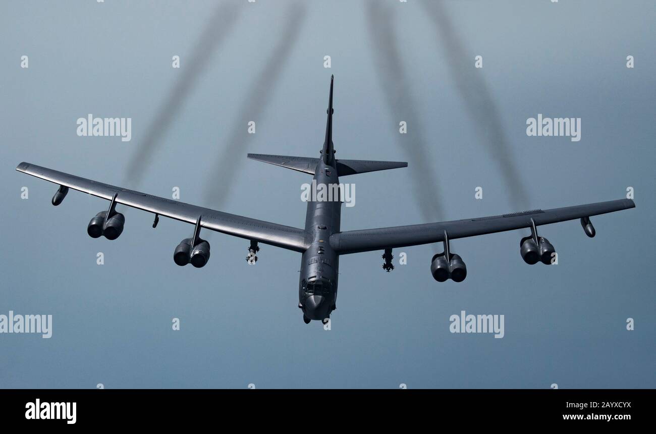 Ein strategischer Bomber der U.S. Air Force B-52H Stratofestung steigt über den Himmel von Katar in der Nähe der Al Udeid Air Base am 21. Mai 2019 in Katar an. Stockfoto