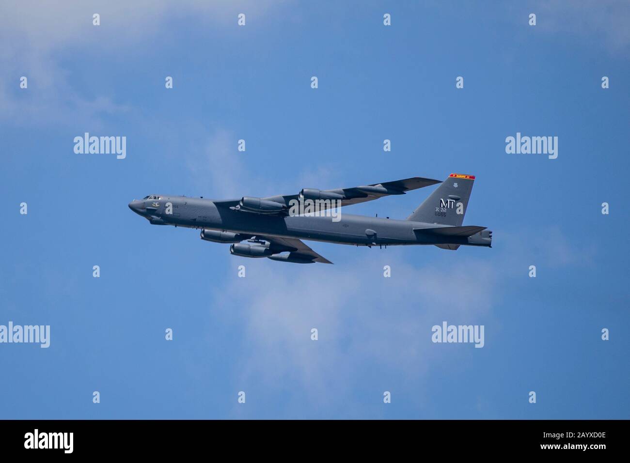 Ein strategischer Bomber der U.S. Air Force B-52H Stratofestung mit der 36th Operations Group führt während der Singapore Airshow 2020 in der Nähe des Changi Exhibition Centre am 15. Februar 2020 in Singapur einen Überflug durch. Stockfoto