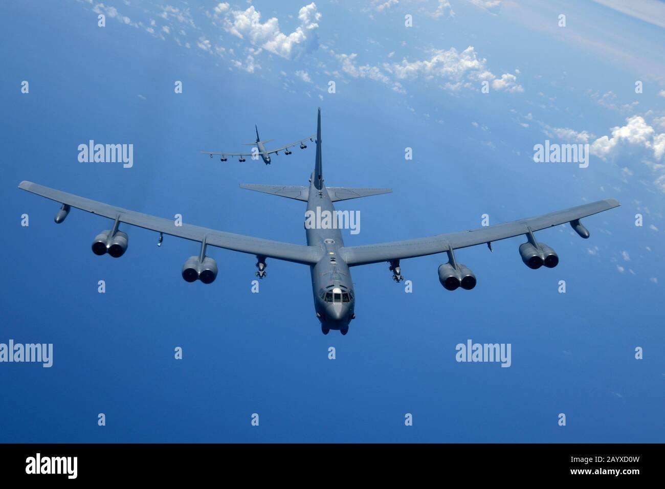 Zwei strategische Bomber der U.S. Air Force B-52H Stratofestung schweben während einer routinemäßigen Trainingsmission am 2. August 2018 in der Nähe von Guam über den Pazifischen Ozean. Stockfoto
