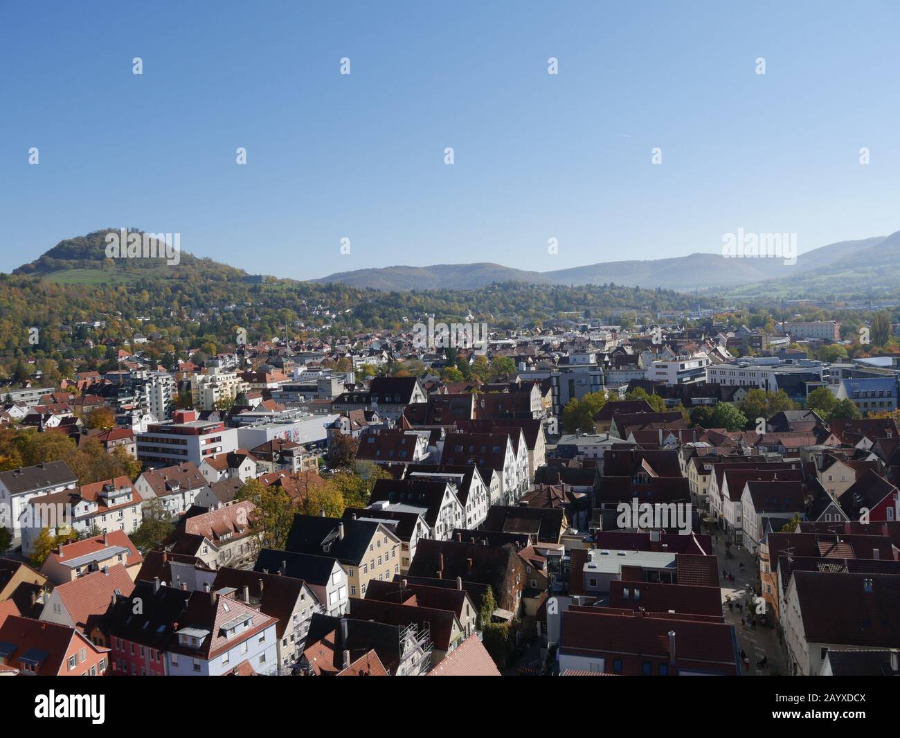 Reutlingen, Deutschland: Blick über die Innenstadt und den Achalm-Berg Stockfoto