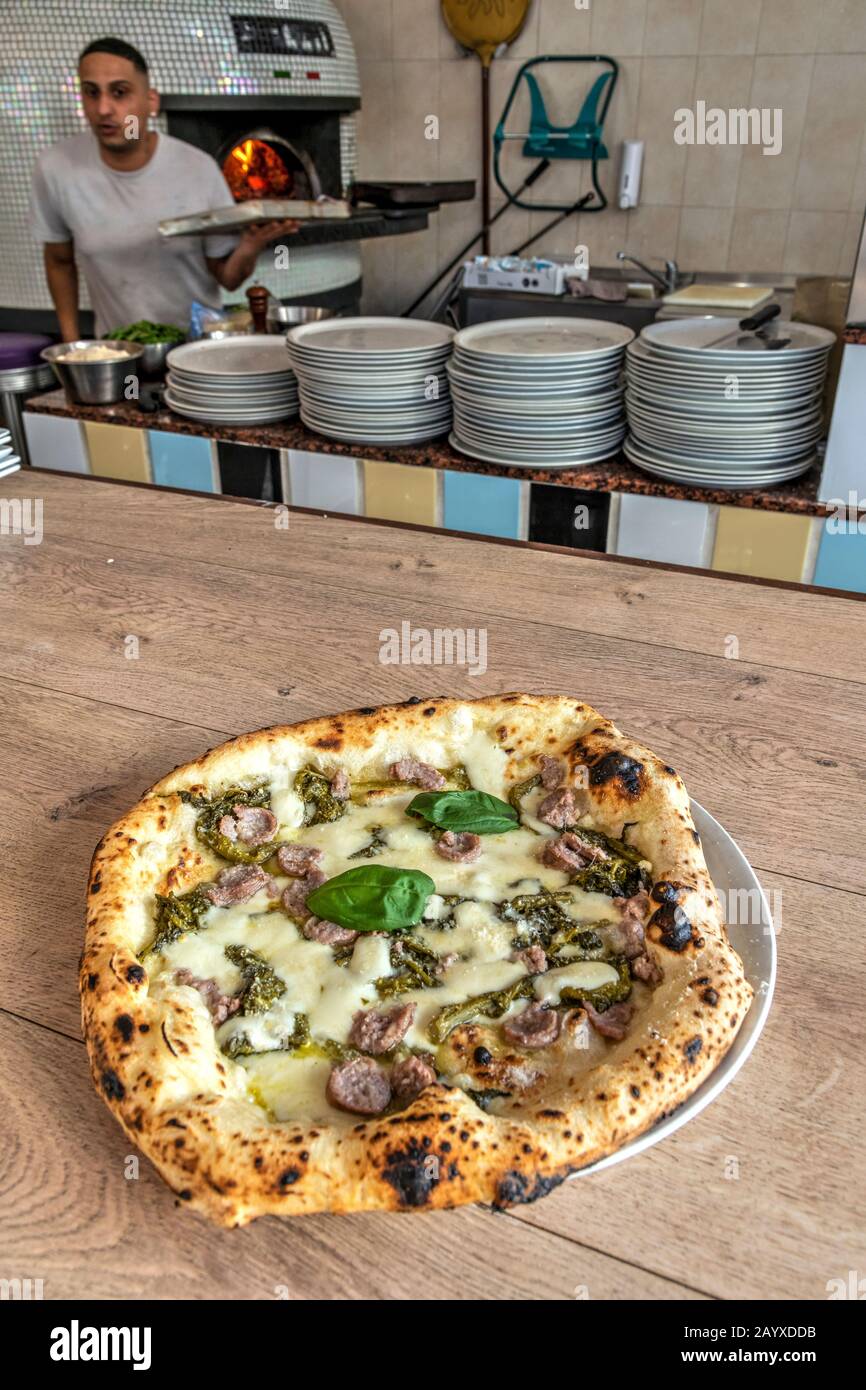 Traditionelle neapolitanische Pizzawurst und Friarielli, Neapel, Kampanien, Italien Stockfoto